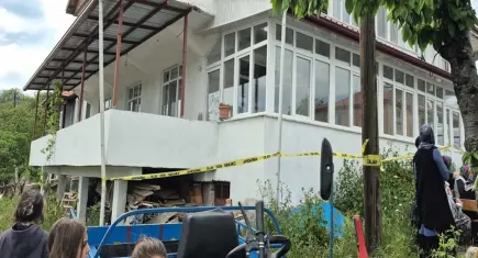 Evde bıçaklanmış halde ölü bulundu