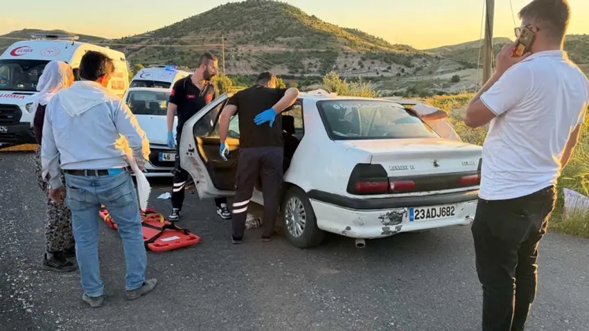 İki otomobilin çarpıştığı kazada 12 kişi yaralandı haberinin görseli