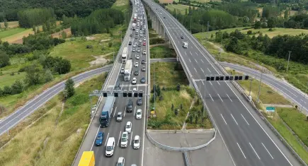 Kuzey Marmara Otoyolu Kocaeli geçişinde tatil dönüşü yoğunluğu