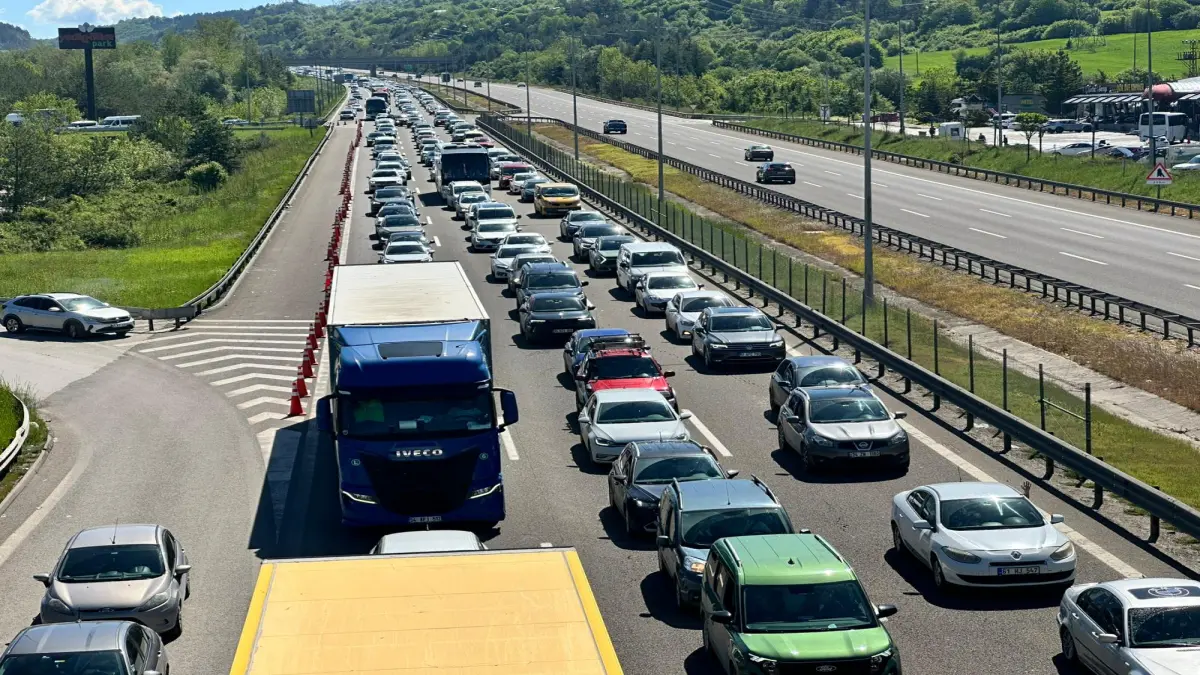 Tatilden dönüş trafiği başladı görseli