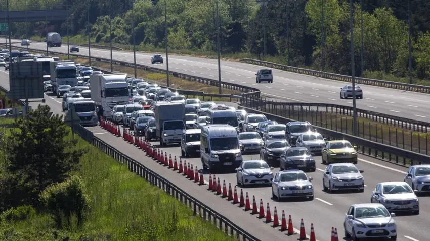 Yollarda bayram tatili dönüşü yoğunluğu: İstanbul istikametinde trafik durma noktasında haberinin görseli