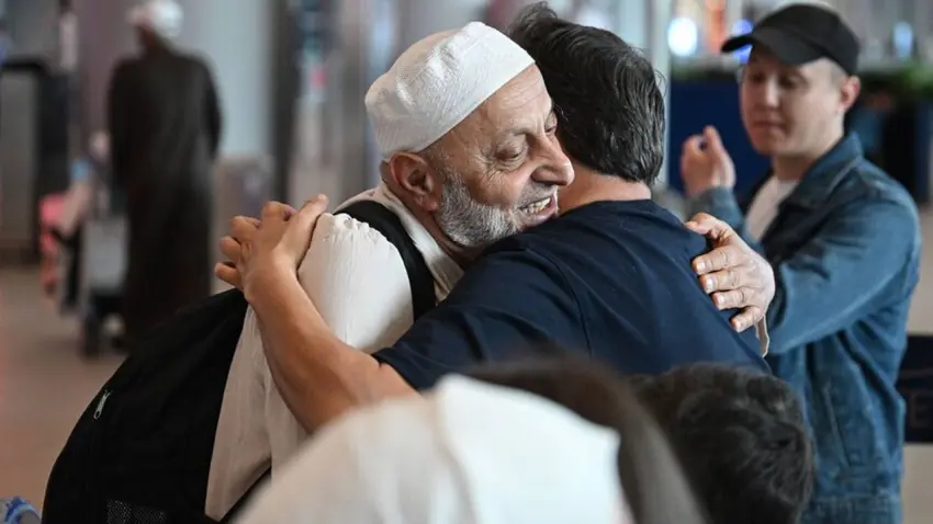 Yurda dönen ilk hacı kafilesi İstanbul Havalimanı'nda gözyaşlarıyla karşılandı haberinin görseli