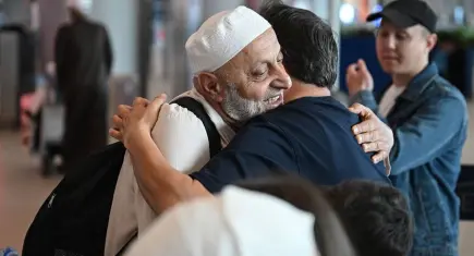 Yurda dönen ilk hacı kafilesi İstanbul Havalimanı'nda gözyaşlarıyla karşılandı