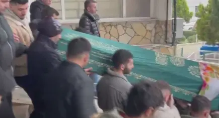 Eşini otobüs durağında öldürdü: Bir gün önce ‘Seni ölümsüz sevdim’ yazılı çelenk gönderdi