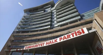Özgür Özel, olağanüstü kurultay için gerekli imzaya ulaştı