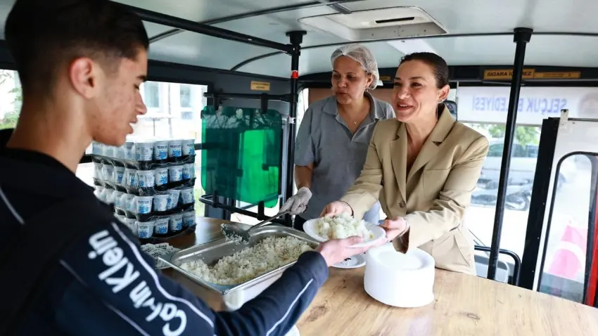 Efes Selçuk’ta öğrencilere 10 bin porsiyonluk destek haberinin görseli