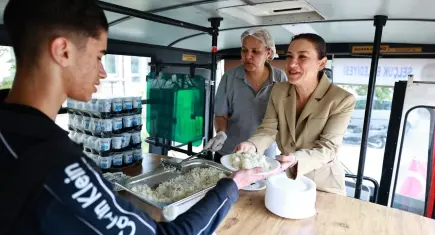 Efes Selçuk’ta öğrencilere 10 bin porsiyonluk destek