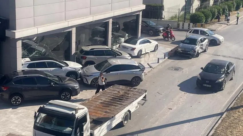 İzmir'de kaza: Tırın çarptığı otomobil galeriye daldı! haberinin görseli