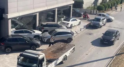 İzmir'de kaza: Tırın çarptığı otomobil galeriye daldı!