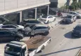 İzmir'de kaza: Tırın çarptığı otomobil galeriye daldı!