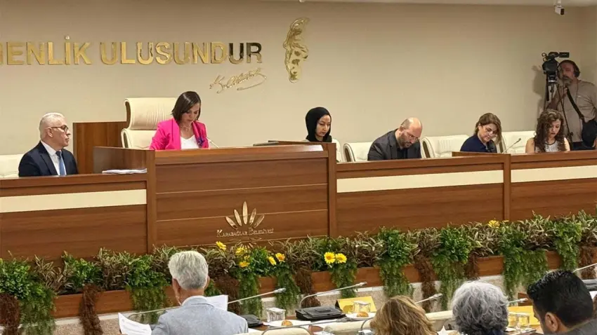 Karabağlar Meclisi'nde sert tartışma! AK Partili Eroğlu mahalleliyi uyardı: Malınız birilerinin eline geçmesin haberinin görseli