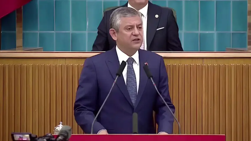 Özgür Özel’den grup toplantısında sert mesajlar: Yapılan, bir sonraki cumhurbaşkanına darbedir haberinin görseli