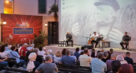 Ahmed Arif’e Konak’ta şiirlerle vefa