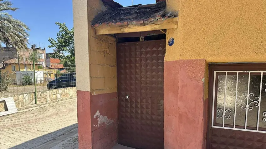 İzmir haber: Kapıda asılı duran poşetten yeni doğmuş bebek çıktı! haberinin görseli
