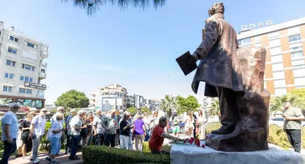 Karşıyaka’da Nazım Hikmet şiirleriyle anıldı 