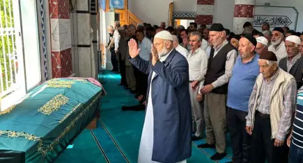 Otobüs kazasında hayatını kaybeden anne ve kızı İzmir’de defnedildi