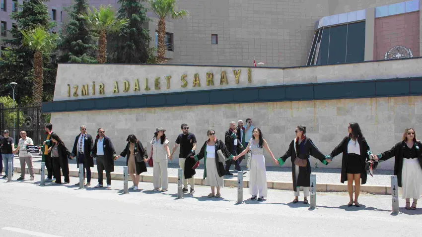 Adliye önünde adalet zinciri: “Yargı siyasallaşmamalı” haberinin görseli