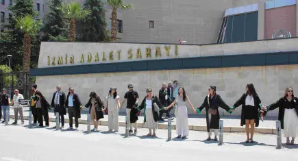 Adliye önünde adalet zinciri: “Yargı siyasallaşmamalı”