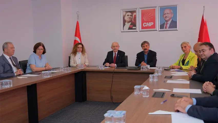 CHP YDK'dan kritik karar: Özgür Özel dönemindeki ihraçlar iptal edildi haberinin görseli
