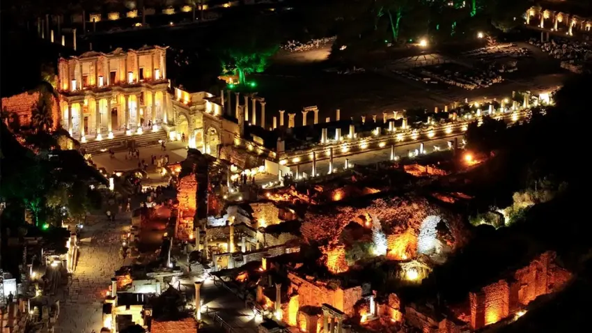 Efes Antik Kenti'nde gece müzeciliği başladı haberinin görseli
