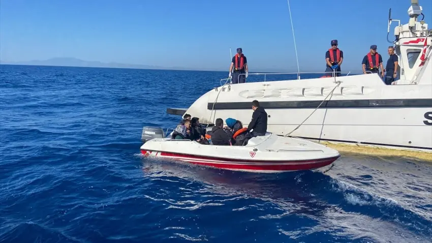 İzmir açıklarında 30 düzensiz göçmen kurtarıldı haberinin görseli
