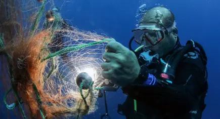 Karaburun’da hayalet ağ temizliği: İnsanların kontrolünden çıksa bile avlanmaya devam ediyor
