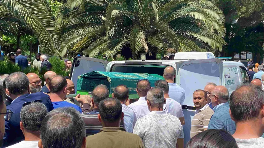 5’inci kattan düşerek ölen 1,5 yaşındaki Ebrar gözyaşlarıyla son yolculuğuna uğurlandı haberinin görseli