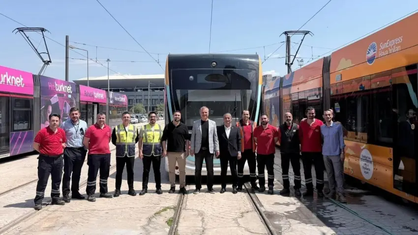 İzmir Metro, hasarlı araçları kendi atölyelerinde yeniliyor haberinin görseli