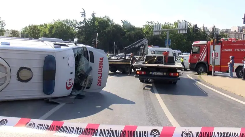 Kağıthane’de ambulans ile motosiklet çarpıştı: Ambulans yan yattı, 4 kişi yaralandı