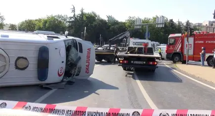 Kağıthane’de ambulans ile motosiklet çarpıştı: Ambulans yan yattı, 4 kişi yaralandı