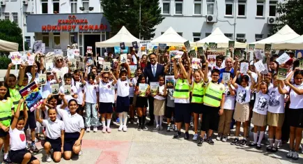 Karşıyaka’da Küçük Eller Güçlü Kalemler kitap fuarı açıldı