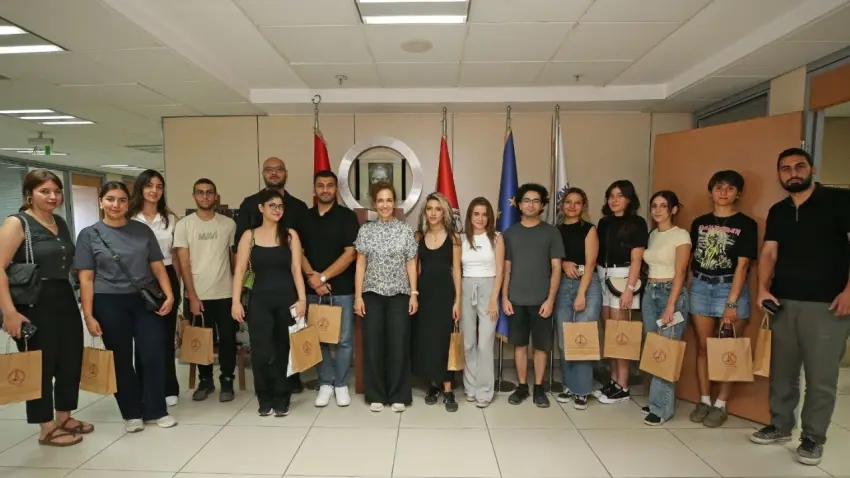 Karşıyaka Belediye başkanı ve &ouml;ğrenciler