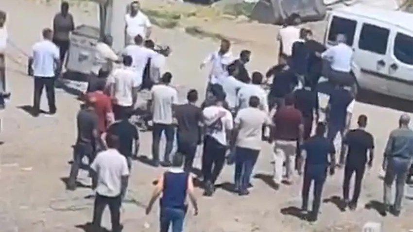 Nevzat Bahtiyar’ın ailesi ile muhtar vekilinin yakınları arasında taşlı sopalı kavga haberinin görseli