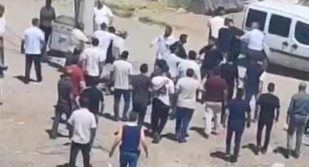 Nevzat Bahtiyar’ın ailesi ile muhtar vekilinin yakınları arasında taşlı sopalı kavga