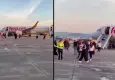 Uçakta panik anları! Taşınabilir şarj cihazı duman çıkardı, yolcular tahliye edildi
