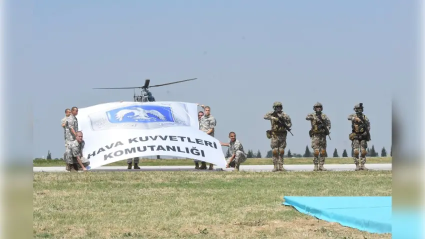 İzmir'de Gençlik ve Havacılık Festivali başladı haberinin görseli
