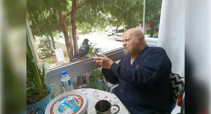 Kemal Dede, 'Sakat' güvercini için evini terk etmiyor