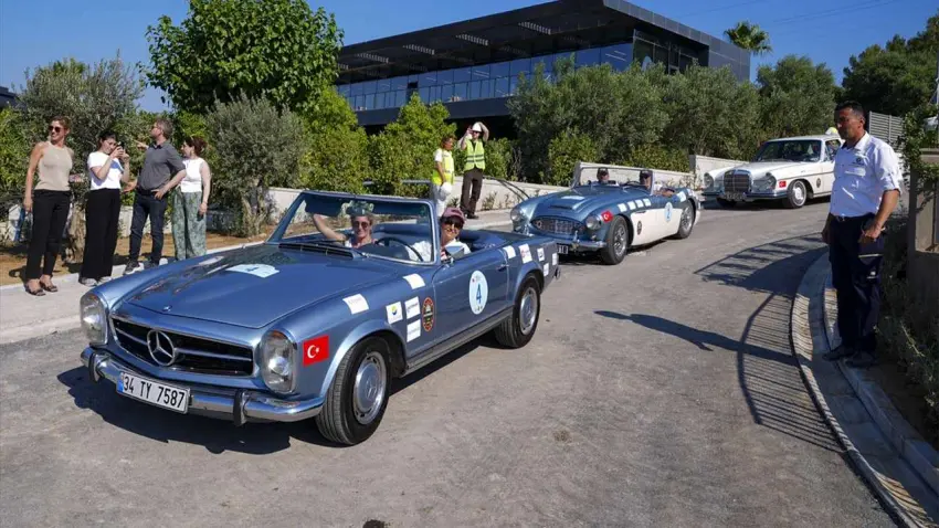 Klasik otomobil tutkunları İzmir’de buluştu: 28. Batı Anadolu Rallisi devam ediyor haberinin görseli