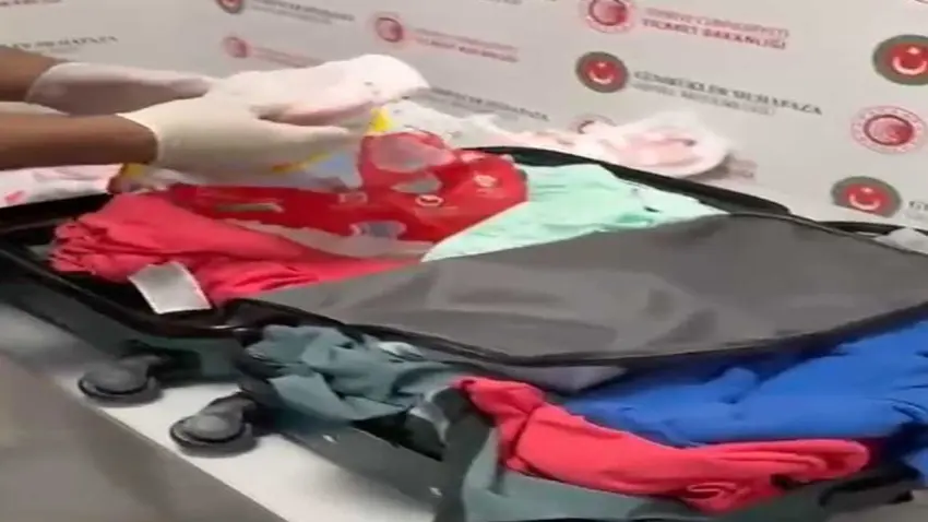 Bebek bezinden servet çıktı! Antalya Havalimanı'nda akılalmaz kaçakçılık haberinin görseli