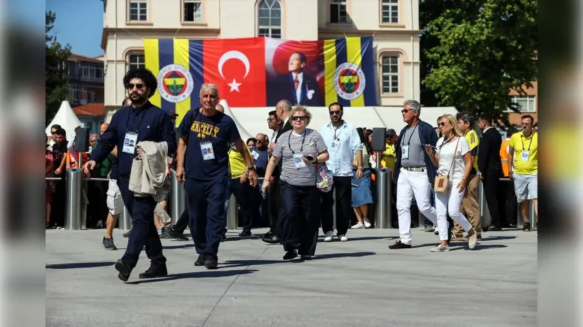 Fenerbahçe’de dev seçim başladı: Aziz Yıldırım ve Hakan Safi yarışıyor haberinin görseli