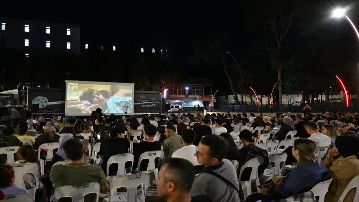 Gezen Sinema Tırı Manisa'da vatandaşlarla buluştu görseli