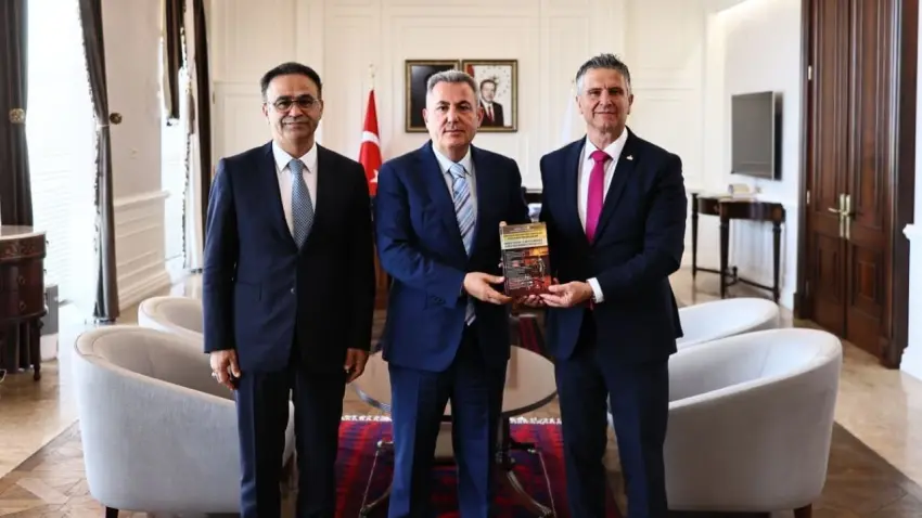 İzmir Valisi Elban’a eğitim ve hukuk alanında eser takdimi haberinin görseli