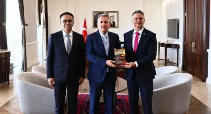 İzmir Valisi Elban’a eğitim ve hukuk alanında eser takdimi