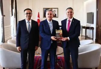 İzmir Valisi Elban’a eğitim ve hukuk alanında eser takdimi