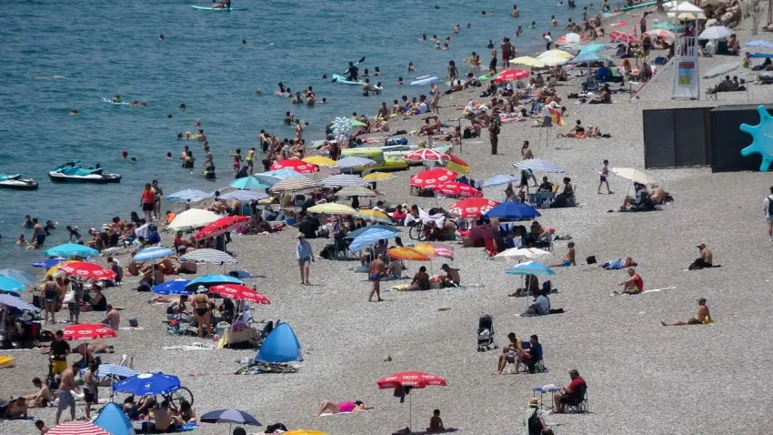 Sıcaklık 30 dereceyi aştı, sahiller doldu taştı haberinin görseli