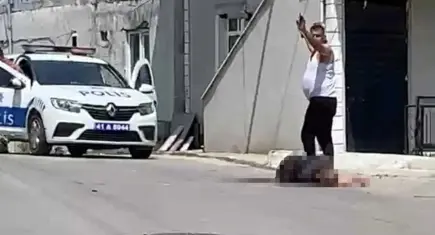 Sokak ortasında bıçaklı dehşet: Tartıştığı eşini ağır yaraladı