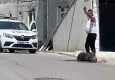 Sokak ortasında bıçaklı dehşet: Tartıştığı eşini ağır yaraladı