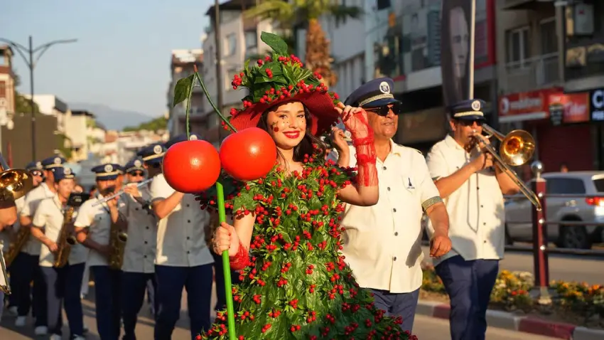 53. Altın Kiraz Festivali Kemalpaşa’yı bir hafta boyunca şenlendirdi haberinin görseli