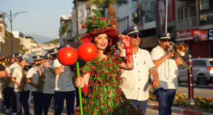 53. Altın Kiraz Festivali Kemalpaşa’yı bir hafta boyunca şenlendirdi