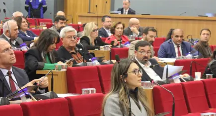 Büyükşehir meclisinde dernek ile protokol gerginliği: AK Parti’den “10 katını yaparız” çıkışı